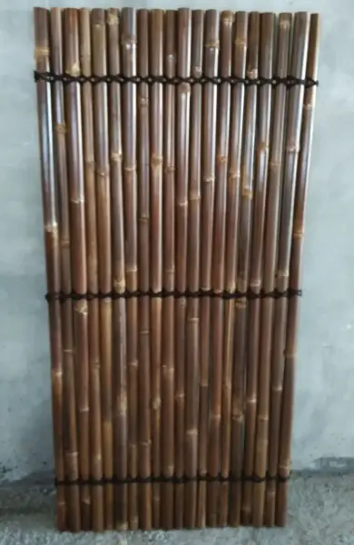 Product image 3 of the product “Bamboo element Model Surabaya, rigid, brown-black (wulung), with decorative rope. Diameter 3-5cm 90 x 180 cm Height. ”